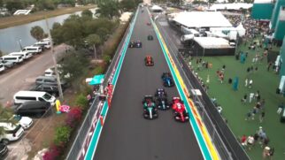 Lego construiu 10 réplicas funcionais dos carros do grid e as colocou na pista