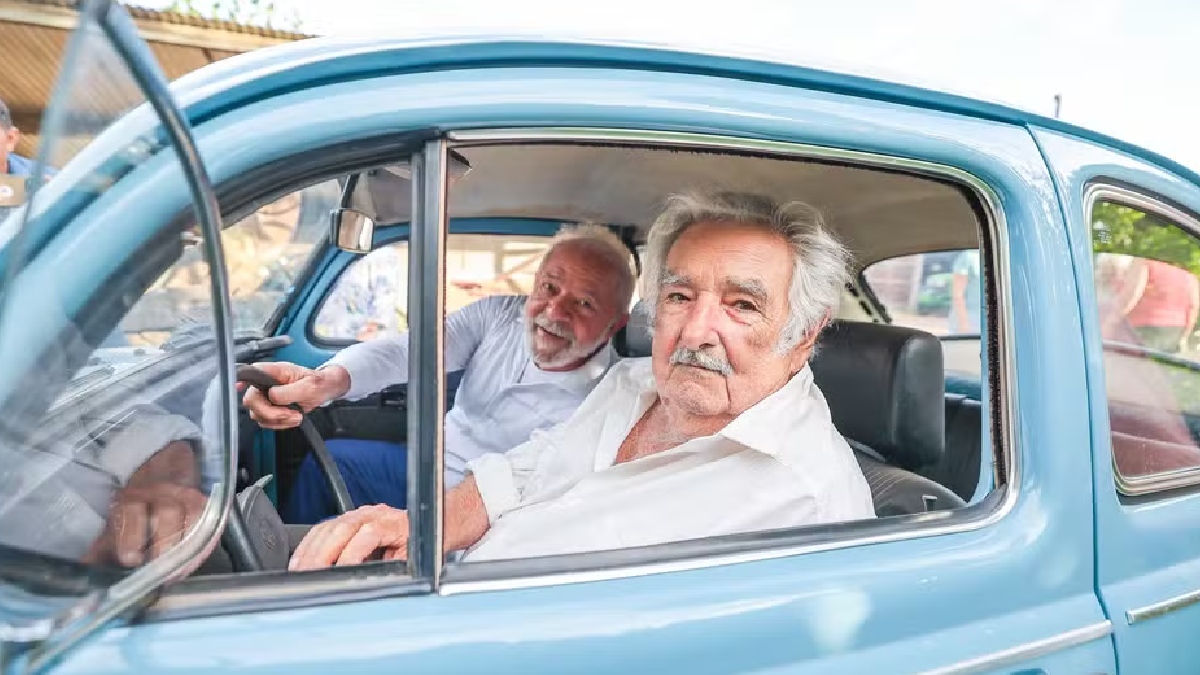 Lula e Pepe Mujica se encontraram no Uruguai, em 2023, e passearam com o fusca azul do líder uruguaio