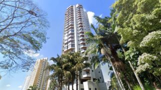 Apartamento oferece uma área privativa de 285 m² dividida entre cinco quartos e três banheiros