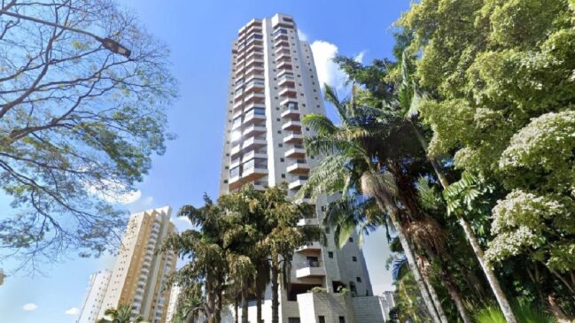 Apartamento oferece uma área privativa de 285 m² dividida entre cinco quartos e três banheiros