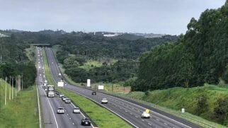 Tráfego segue lento entre o km 20 e o km 18 da Rodovia Ayrton Senna no sentido São Paulo