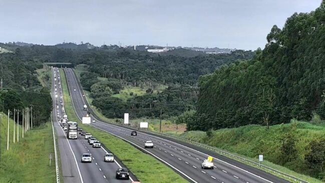 Tráfego segue lento entre o km 20 e o km 18 da Rodovia Ayrton Senna no sentido São Paulo