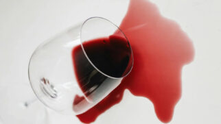 Um simples descuido pode transformar a apreciação de um bom vinho em um medo de manchar a sua roupa preferida