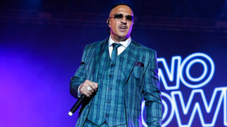 Nos showsFestival terá apresentações de Mano Brown e outros nomes de destaque do rap nacionaldo grupo, Mano Brown cita uma frase antes do início do hit: 'Essa é para você que não virou comida de tubarão'