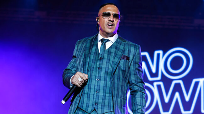 Nos showsFestival terá apresentações de Mano Brown e outros nomes de destaque do rap nacionaldo grupo, Mano Brown cita uma frase antes do início do hit: 'Essa é para você que não virou comida de tubarão'