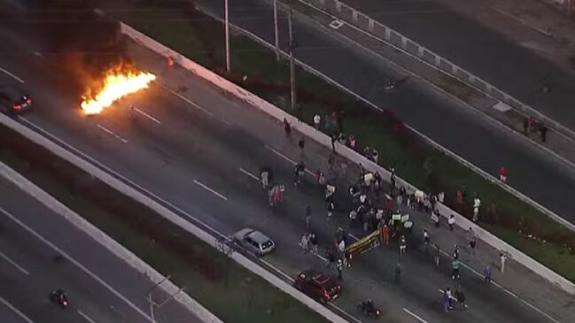 Pista ficou bloqueada na manhã desta segunda-feira (26/5)