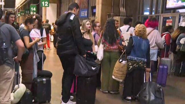 Movimentação segue intensa na Rodoviária do Tietê, em São Paulo, por conta do feriadão de 1&ordm; de Maio e o show da cantora Lady Gaga