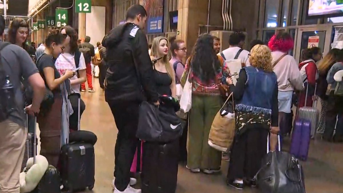 Movimentação segue intensa na Rodoviária do Tietê, em São Paulo, por conta do feriadão de 1º de Maio e o show da cantora Lady Gaga