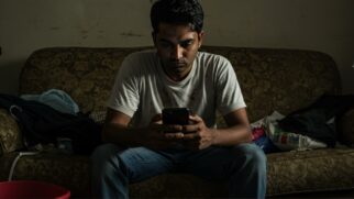 Entenda o significado da palavra "nomofobia" que está ganhando destaque no mundo.