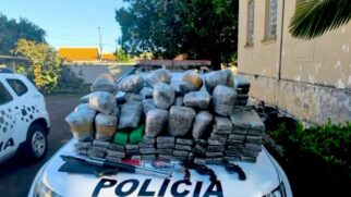 PM apreende 164 kg de drogas e armas após capotamento no interior de SP