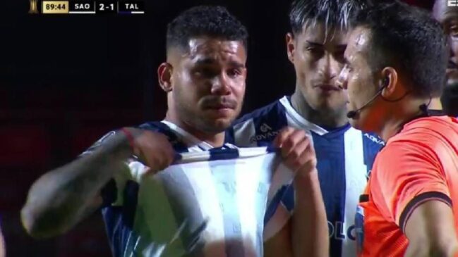 Após o segundo gol do São Paulo, os dois discutiram e o jogador do time argentino começou a chorar e ameaçou deixar o campo
