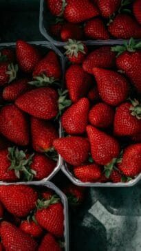 Com sua coloração avermelhada e formato quase em coração, são presença frequente em sobremesas, sucos e até saladas.