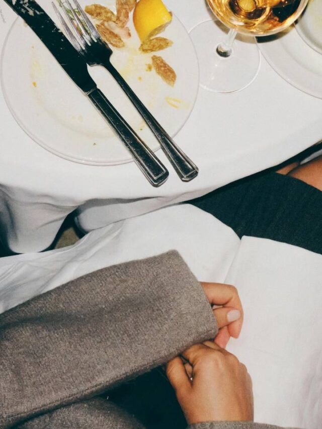 O que significa cruzar os talheres no restaurante?