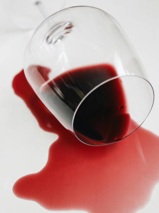 Novinha em folha: veja como tirar mancha de vinho tinto de roupa branca