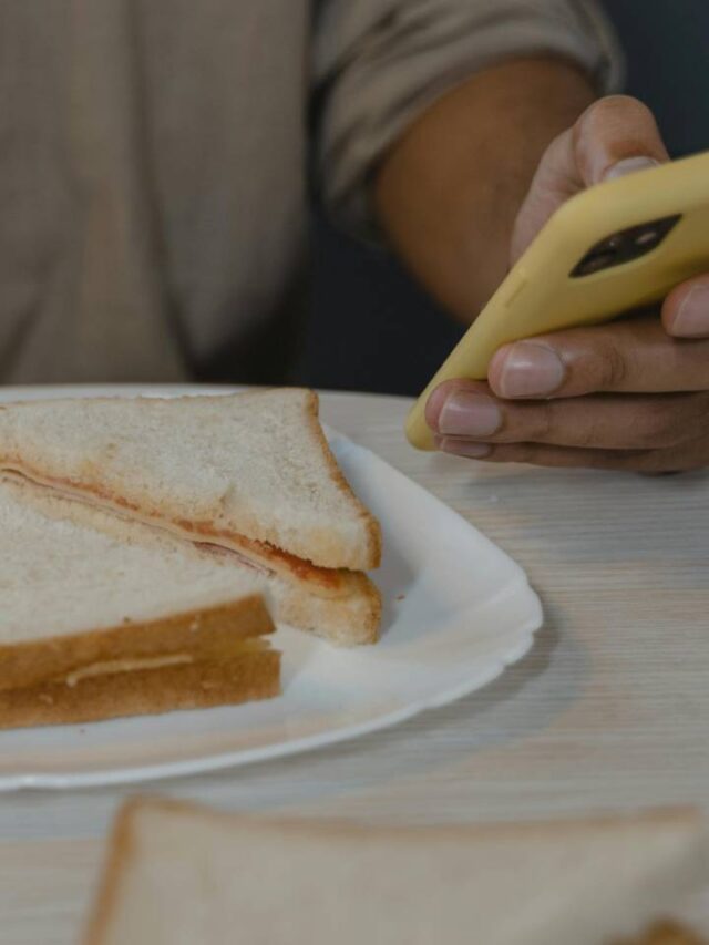 Comer enquanto usa o celular faz mal?