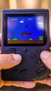 Avanço tecnológico também foi crucial; transição dos 8 para os 16 bits, e depois para os consoles com CD-ROM como o PlayStation, tornou a engenharia reversa e a clonagem mais complexas e caras.