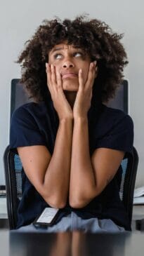 De acordo com a psicologia, a dificuldade de guardar nomes está ligada à forma como o cérebro lida com os dados que recebe.