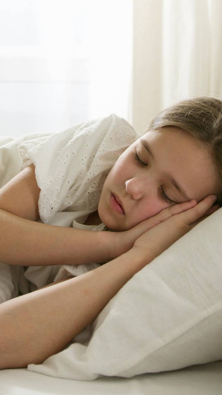 Estudos recentes indicam que dormir de lado sem esse tipo de apoio pode aumentar o risco de dor cervical ao amanhecer.