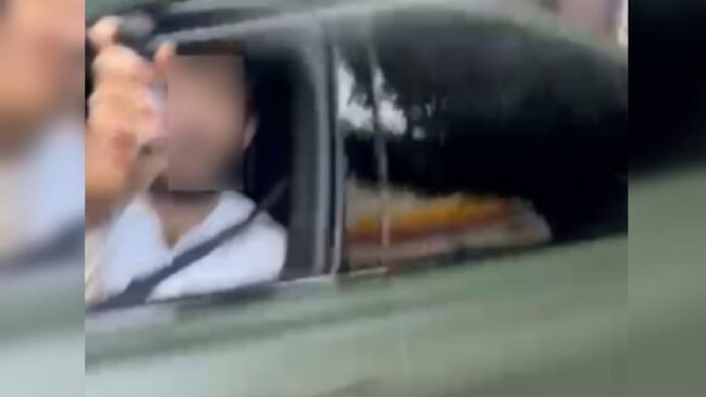 Irritado, o motorista que vinha atrás dela começou a buzinar e a xingá-la
