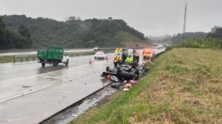 Veículo colidiu contra um caminhão que circulava no outro sentido, em direção a Rodovia Presidente Dutra
