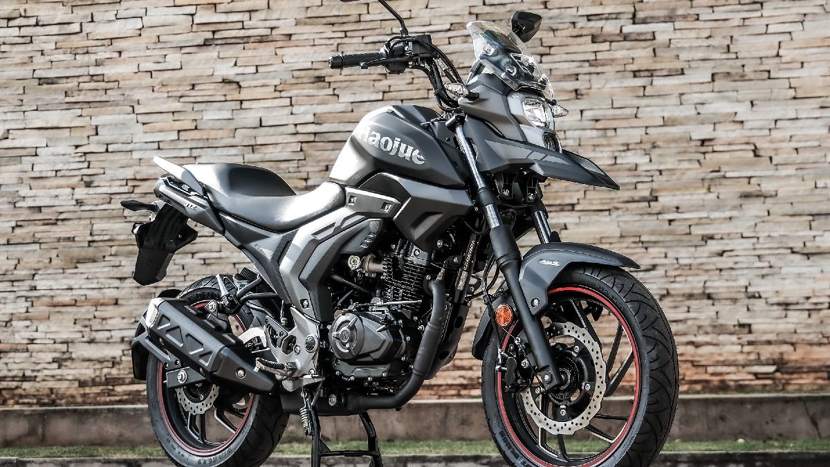DL 160 está disponível nas cores azul, preta fosca, preta e vermelha