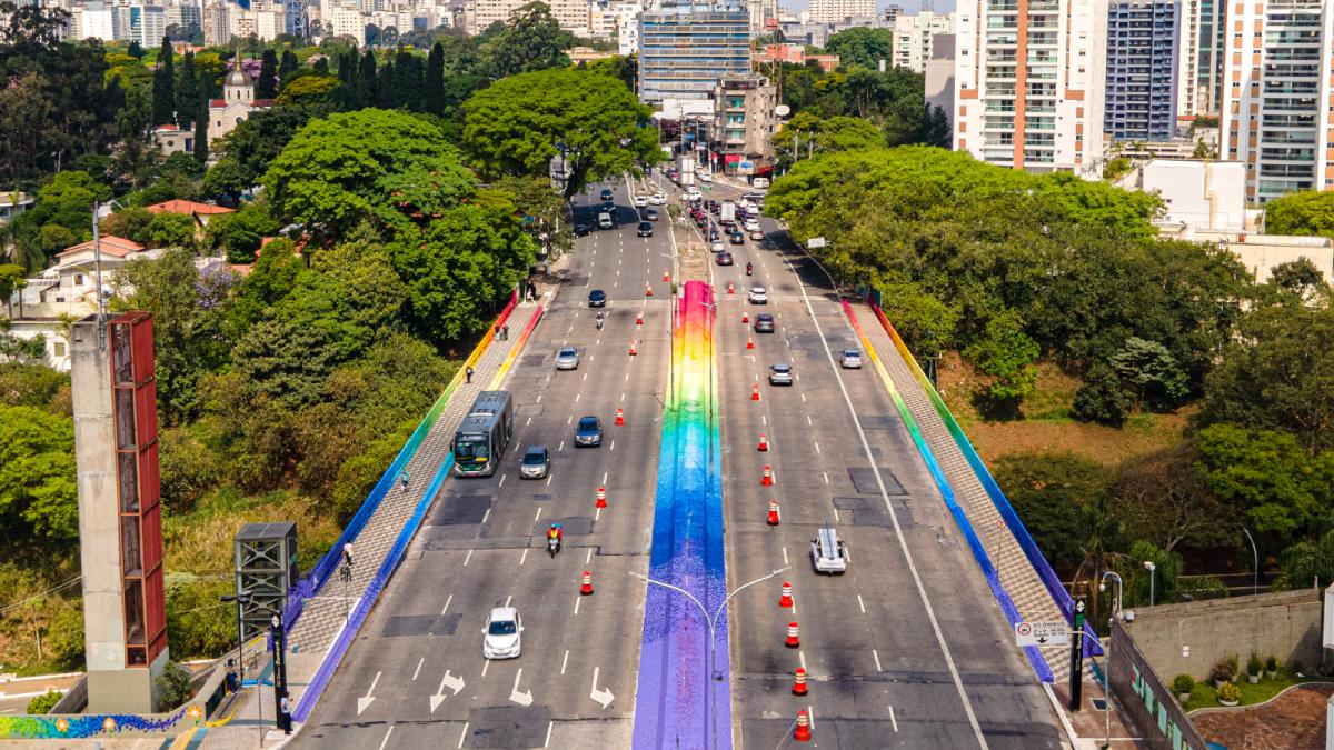 Esta será a segunda vez que Mena levará sua paleta em degradê de arco-íris para o Viaduto Sumaré