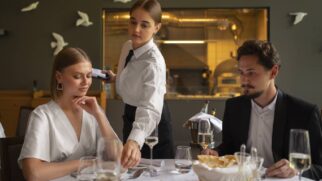 A empatia torna o trabalho do garçom mais fácil
