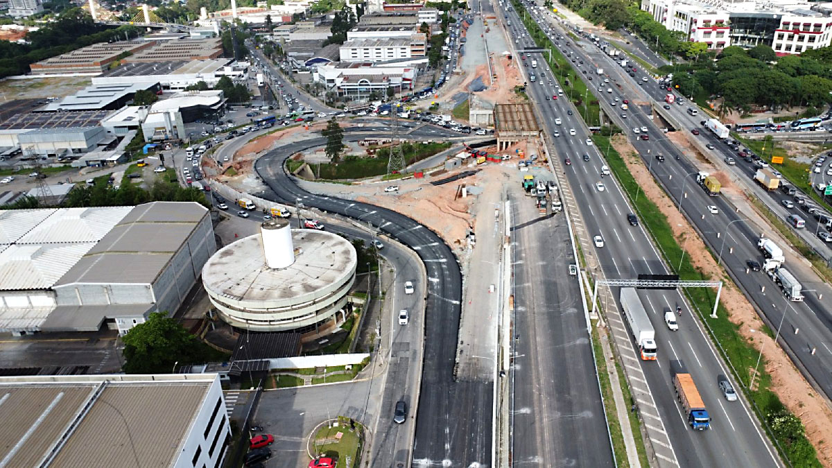 Obra na rodovia Castello Branco, em Barueri