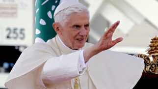 Interpretação de Ratzinger sobre o papel do Espírito Santo na escolha papal tem implicações significativas
