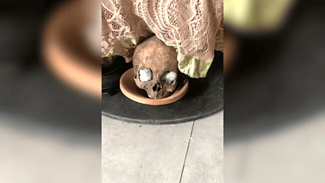 Possível crânio humano foi encontrado em cima do altar nesta terça-feira (27/5)