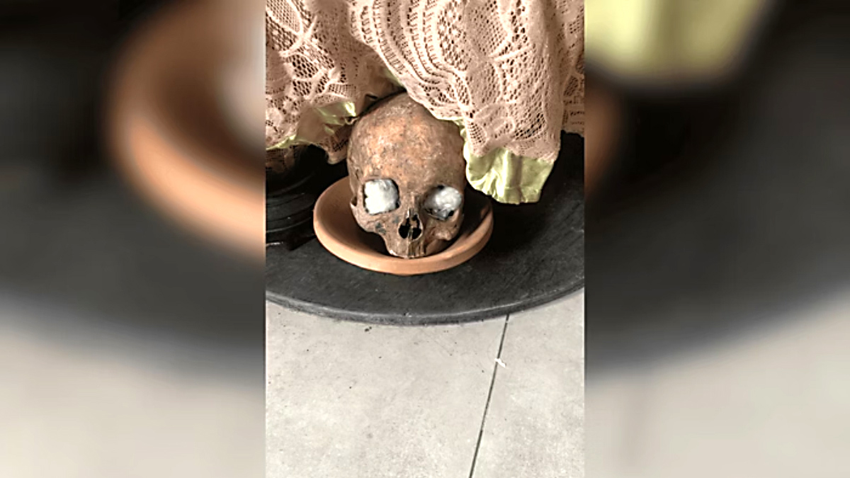 Possível crânio humano foi encontrado em cima do altar nesta terça-feira (27/5)