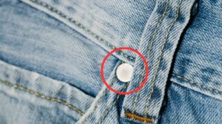 O nome do tecido é denim, criado em Nimes, França, e posteriormente adotado por Levi Strauss nos EUA