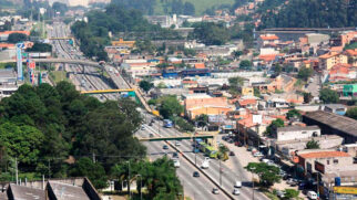 Trecho da antiga rodovia Régis Bittencourt, hoje chamada de Avenida Aprígio Bezerra da Silva, em Taboão da Serra, na Grande São Paulo