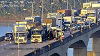 Aidente envolveu três caminhões e uma perua