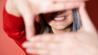 Nem muito largo, nem muito contido; a ciência explica que o equilíbrio é a chave para o sorriso ideal