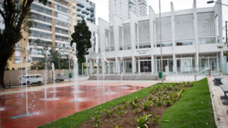 Foto da fachada do teatro Paulo Eiró