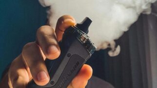 Com design moderno, sabores e a falsa ideia de que são inofensivos, os vapes ocupam o centro de um problema de saúde que vai além dos pulmões