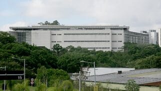 Os prédios milionários estão abandonados desde 2014