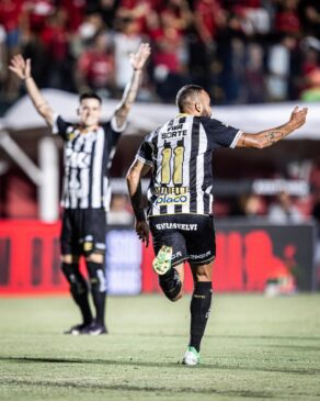 Santos conquistou pontos importantes neste domingo ao vencer o Vitória