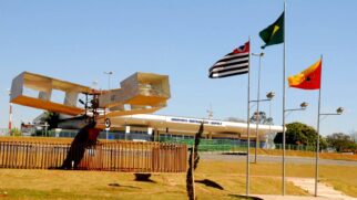 Aeroporto Estadual Bertram Luiz Leupolz, é divido em áreas particulares, estaduais e municipais