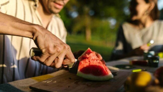 A melancia é rica em vitamina C e licopeno, além de ser essencial para combater o calor