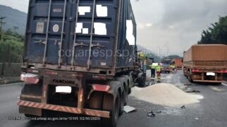 Acidente deixou duas faixas da rodovia interditada