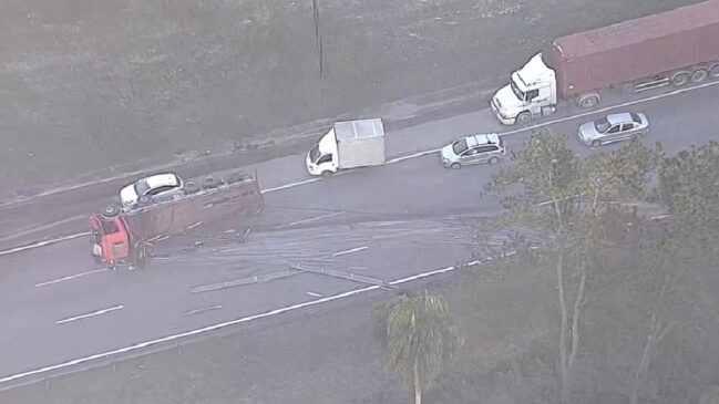 Caminhão transportava ferro, que ficou espalhado pela pista