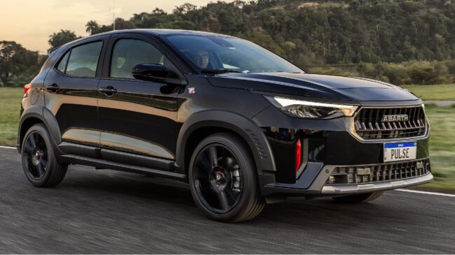 Seguindo padrão global da marca, um novo "logo script" com a palavra "Abarth"