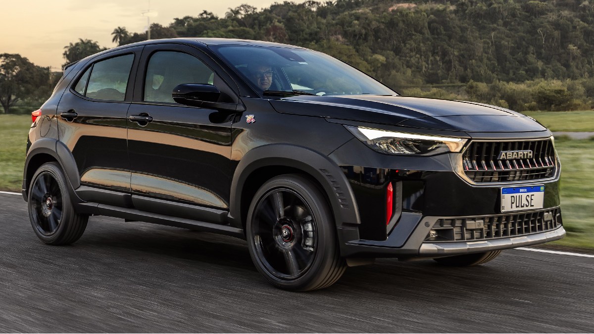 Seguindo padrão global da marca, um novo "logo script" com a palavra "Abarth"