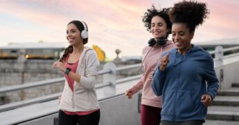 O hábito de caminhar durante 30 minutos todos os dias traz benefícios para a sua saúde
