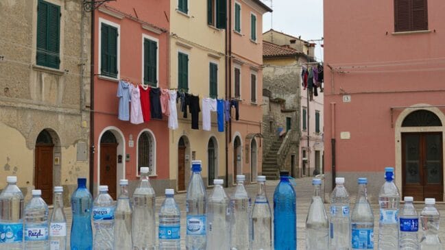Entenda o porquê italianos colocam garrafas de água em frente as casa