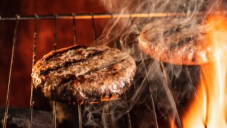 Dica incomum de chef renomado pode melhorar o sabor do seu hambúrguer