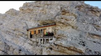 A casa é isolada e só pode ser acessada por alpinistas