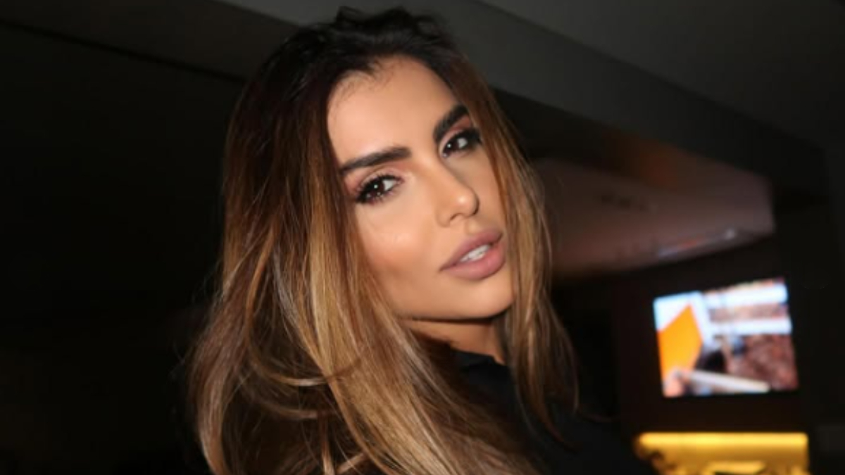 Natural de Aparecida, no interior de São Paulo, Isabella Arantes começou a carreira artística ainda na infância, fazendo comerciai